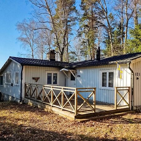 Lovely Home In Alingsas With Lake View Екстериор снимка