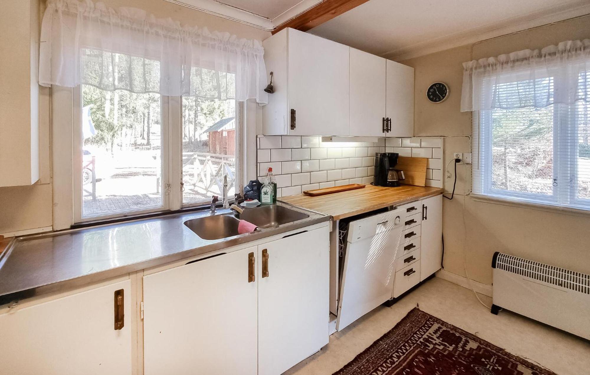 Lovely Home In Alingsas With Lake View Екстериор снимка