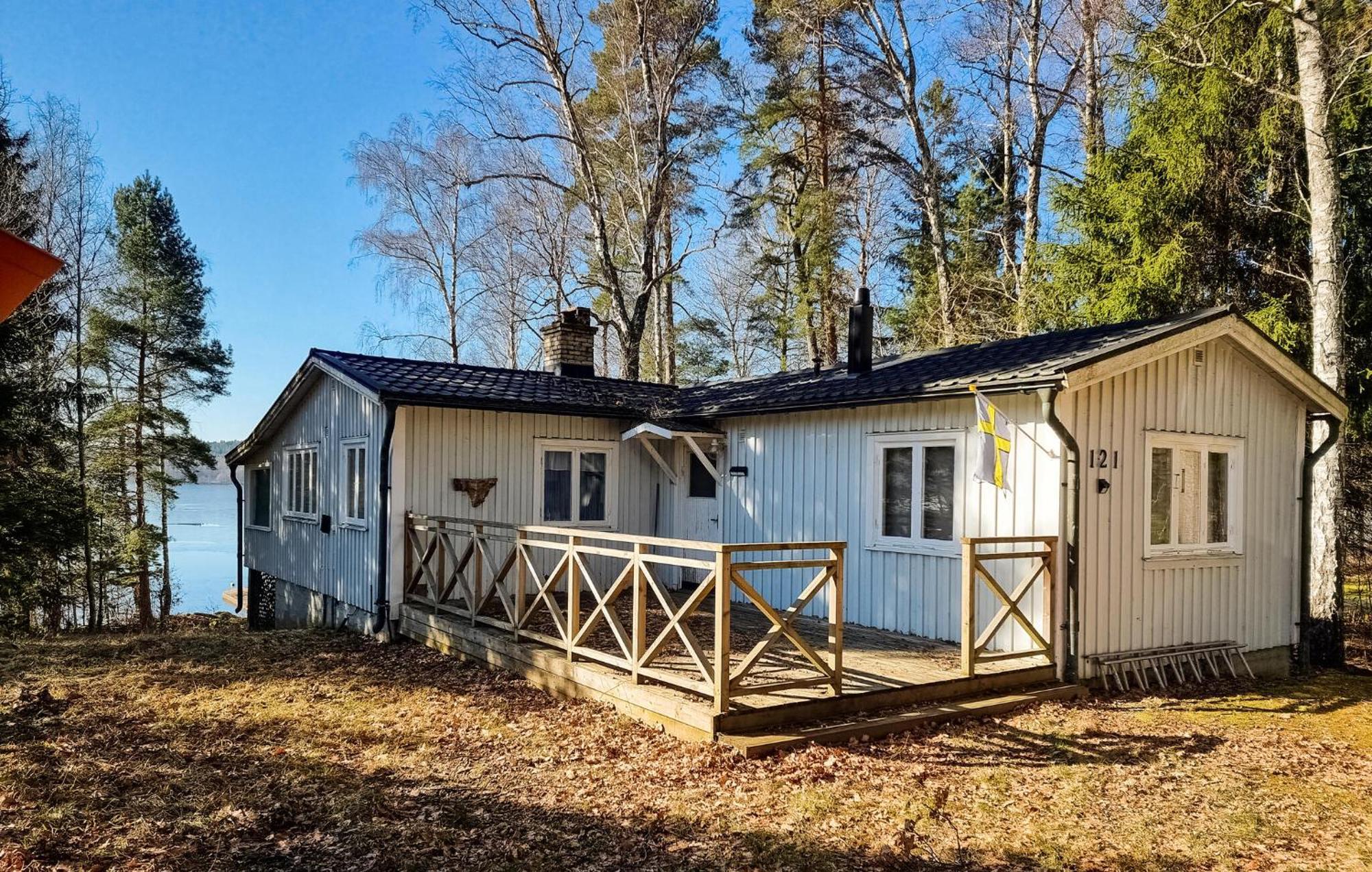 Lovely Home In Alingsas With Lake View Екстериор снимка