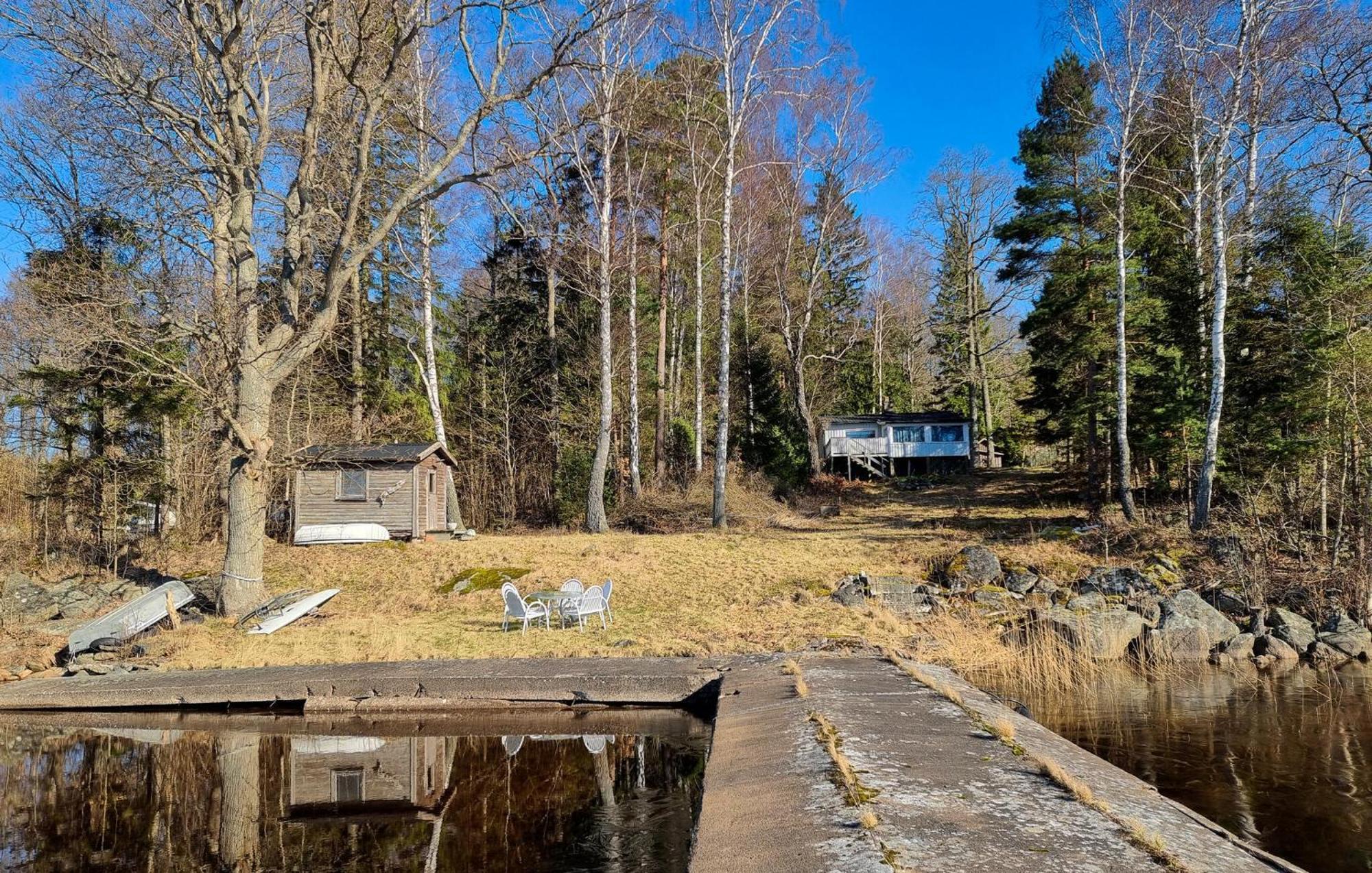 Lovely Home In Alingsas With Lake View Екстериор снимка