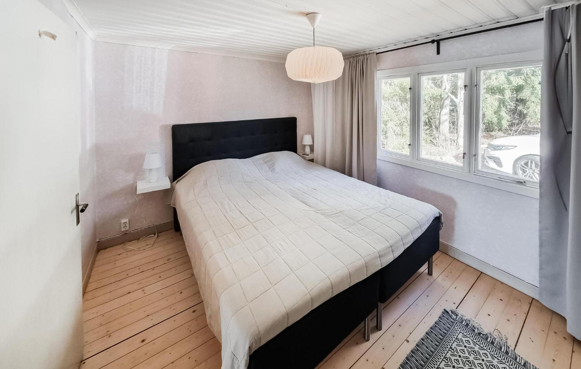 Lovely Home In Alingsas With Lake View Екстериор снимка