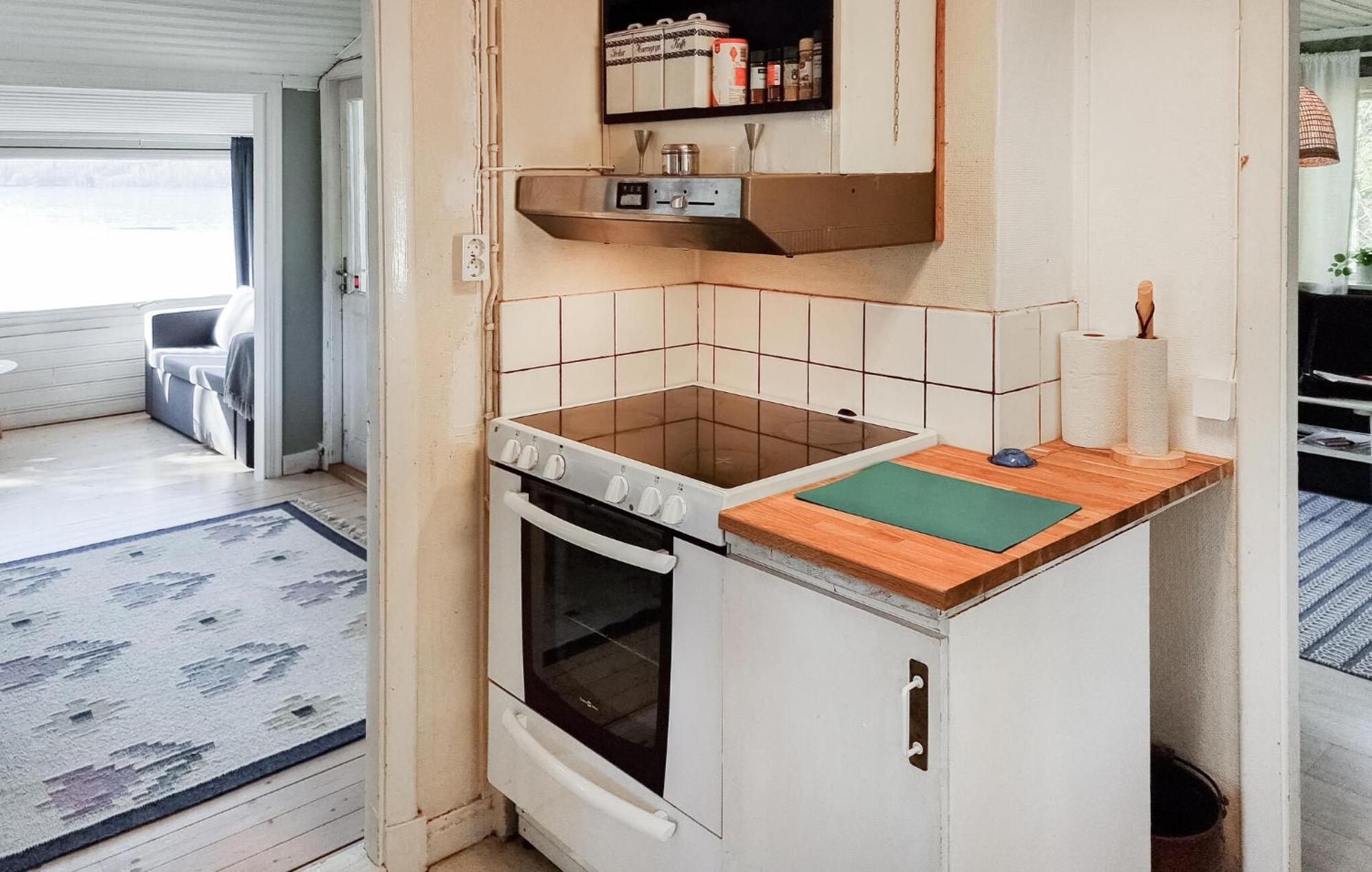 Lovely Home In Alingsas With Lake View Екстериор снимка